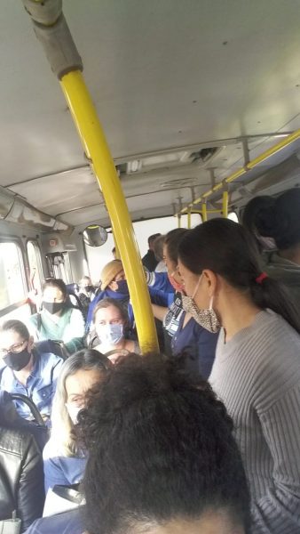 Passageiros relatam superlotação em ônibus outra vez