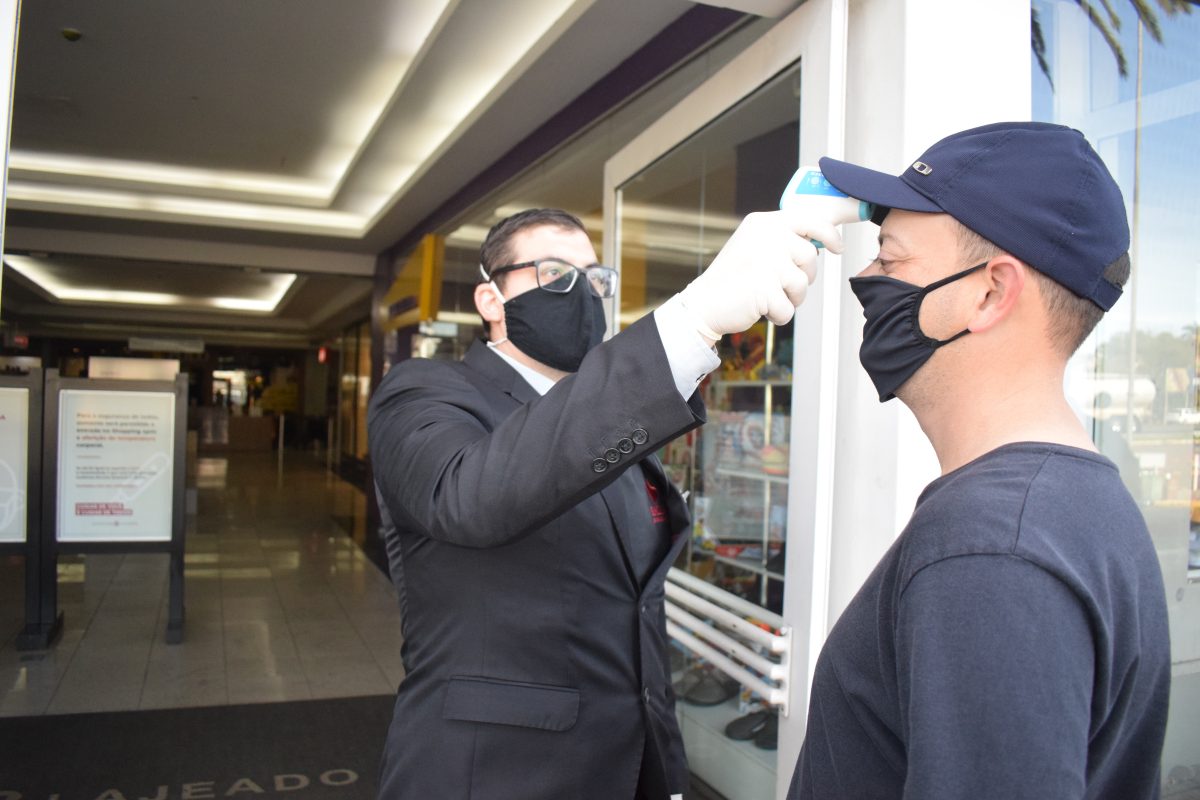 Movimento no shopping cai pela metade e preocupa lojistas