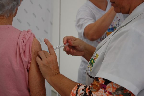 Vacina contra gripe está disponível para toda população