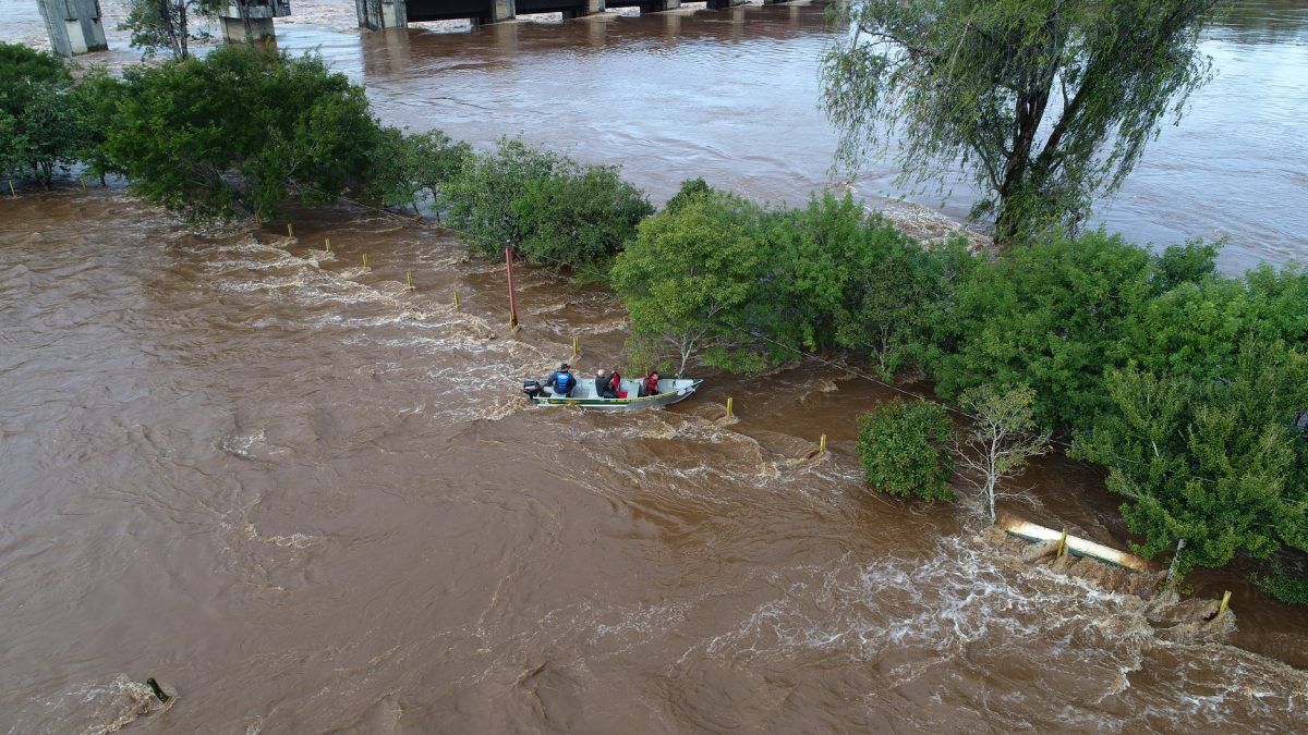 Pescador é resgatado em meio a enchente em Bom Retiro