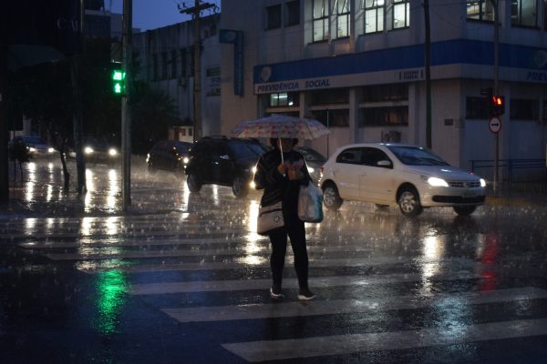 Chuva predomina e temperatura cai à noite