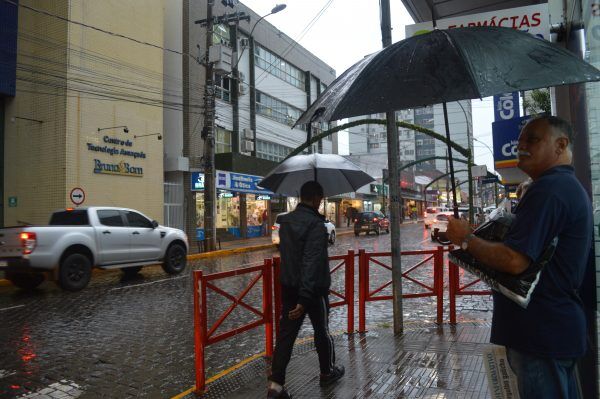 Quinta-feira terá chuva e temperatura abaixo dos 30°C