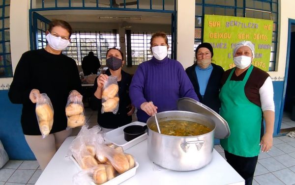 Após enchente, colégio vira centro de solidariedade