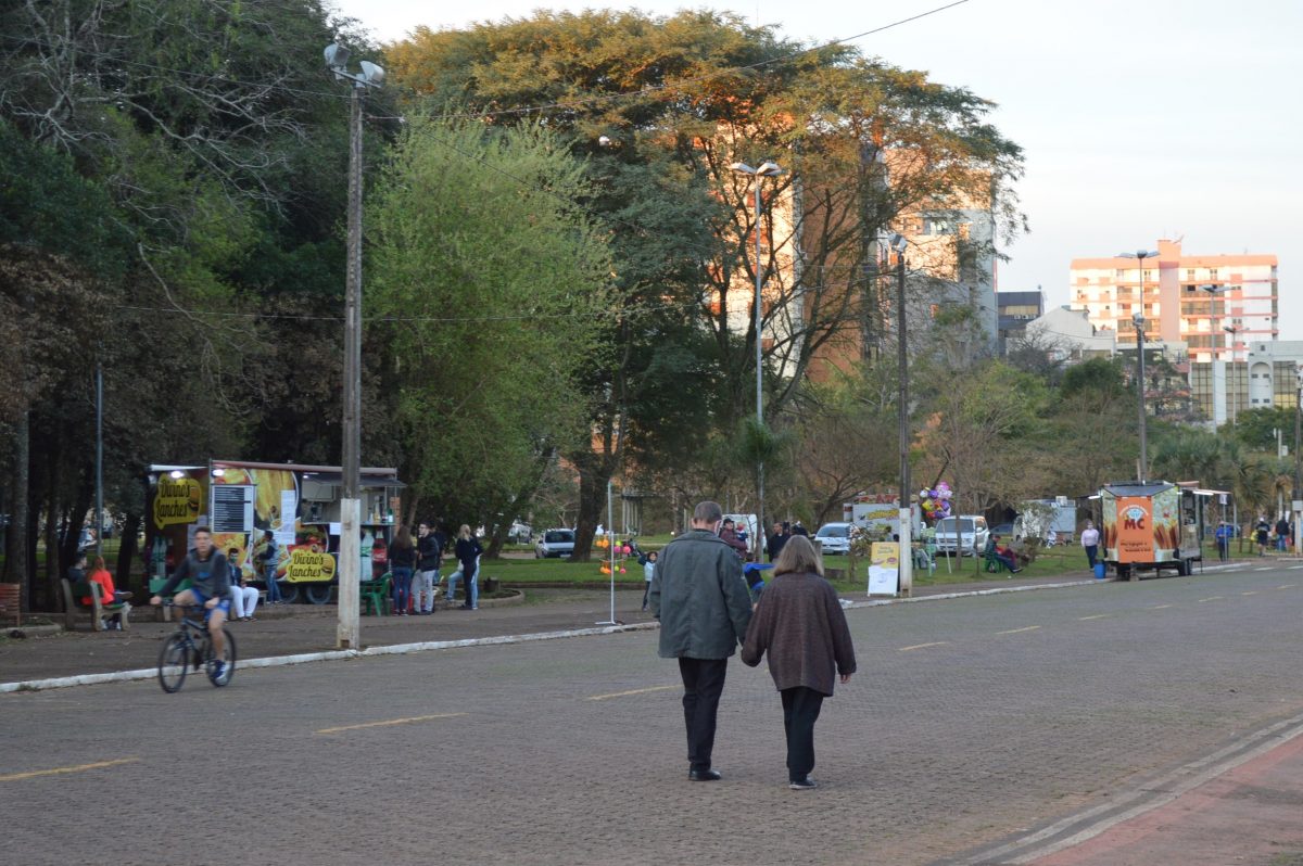 Mesmo isolados com fitas, parques registram movimento no domingo