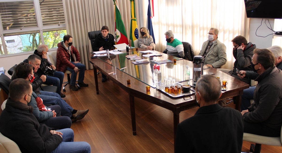 Em reunião com empresários, prefeito anuncia medidas para prevenir enchentes