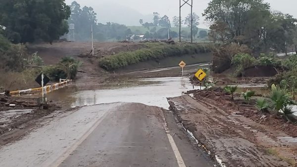 Água invade pista no acesso a Colinas, na ERS-129