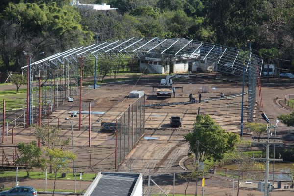 Estruturas metálicas são instaladas no Parque Princesa do Vale