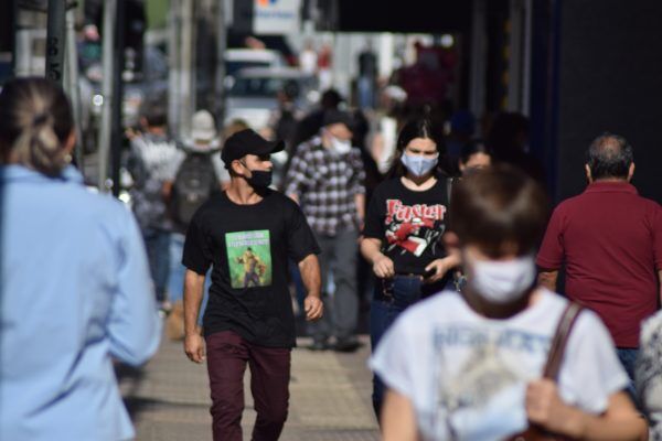 Quanto mais distante do centro, menor a adesão do uso de máscaras