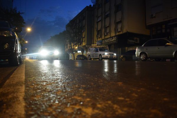 Umidade faz região amanhecer com ruas e casas molhadas