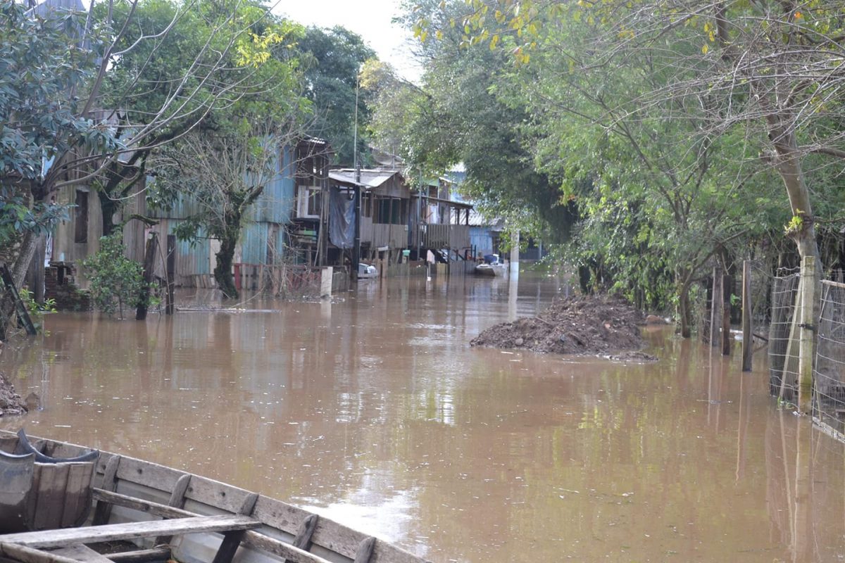 Rio deve subir e desalojar mais de 50 famílias em Taquari