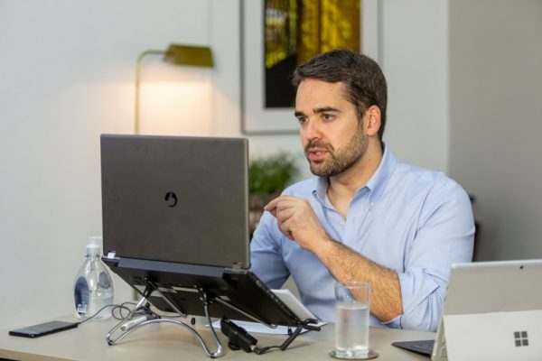 Eduardo Leite está em isolamento por suspeita de covid-19