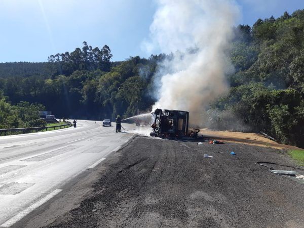 Caminhão tomba e pega fogo em Pouso Novo