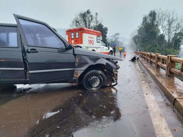 Homem morre após colidir carro em ponte em Encantado