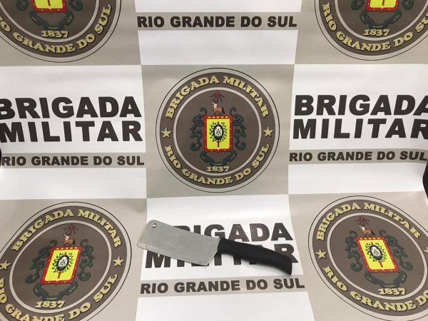 Filha ameaça mãe com faca e é presa pela BM