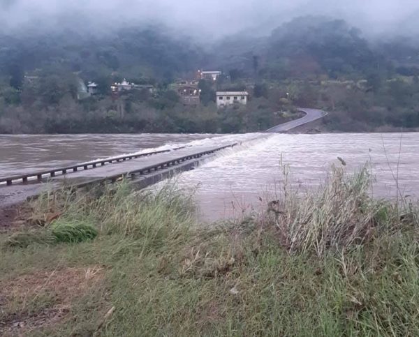 Rio das Antas sobe e pontes são interditadas na Serra