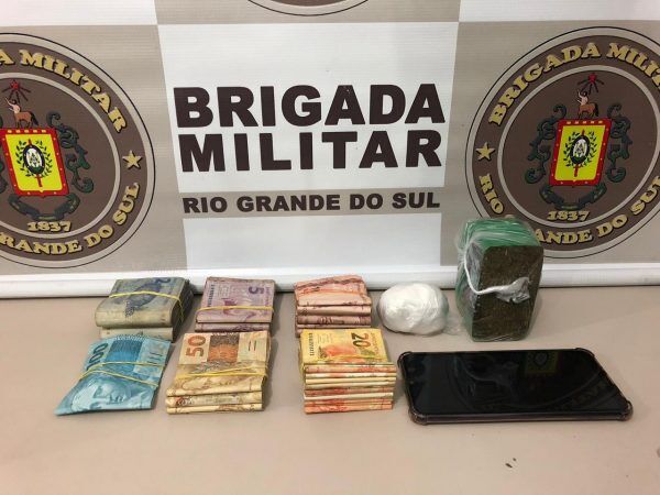 Mulher é presa com drogas e quase R$ 5 mil em Lajeado
