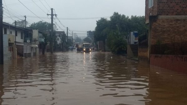 Enchente bloqueia trechos em 14 ruas de Lajeado