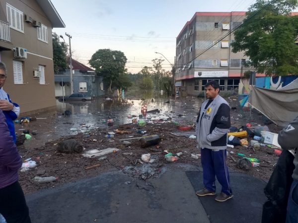 Rio baixa e já expõe prejuízo e sujeira