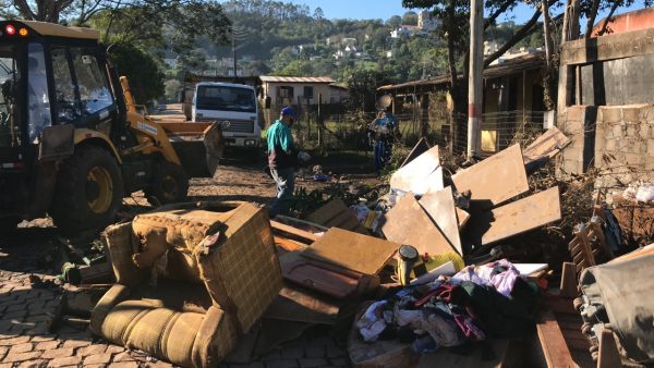 Encantado realiza limpeza das ruas após enchente