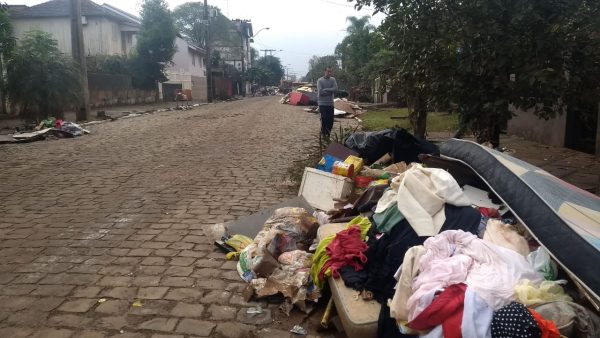 Nível do rio Taquari baixa e ruas são liberadas