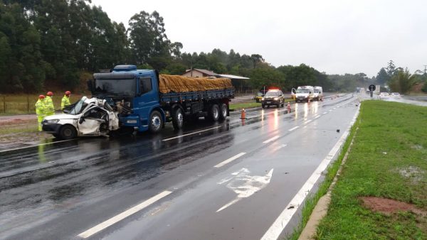 Colisão frontal mata duas pessoas na BR-386, em Triunfo