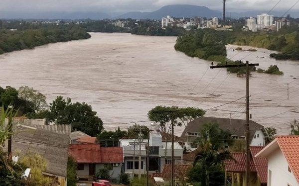 Três bairros estão sem água em Cruzeiro do Sul