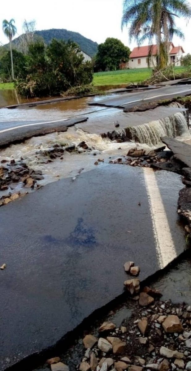 Enchente rompe asfalto da ERS-129 em Colinas