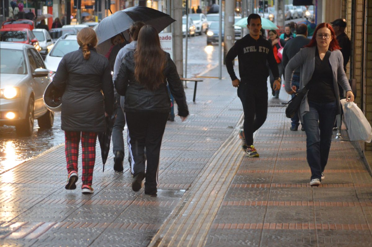 Semana começa com chuva e temperatura despenca na terça-feira