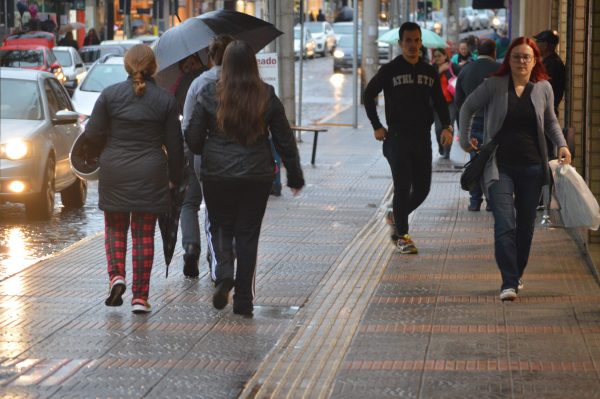 Semana começa com chuva e temperatura despenca na terça-feira