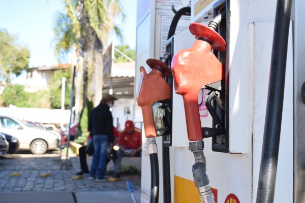 7 Notícias: Gasolina tem 1ª queda em 19 meses