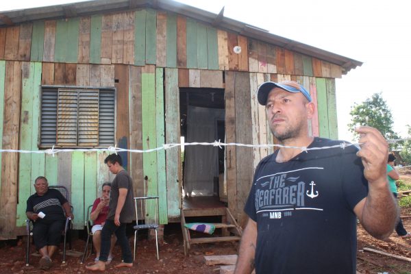 Famílias ocupam espaços públicos para construir moradias