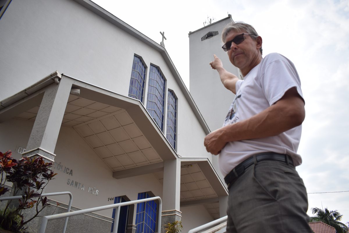 Igreja reativa alto-falantes para levar missa aos fiéis