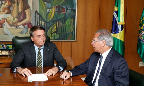 Bolsonaro prorroga programa de redução de salários e jornada