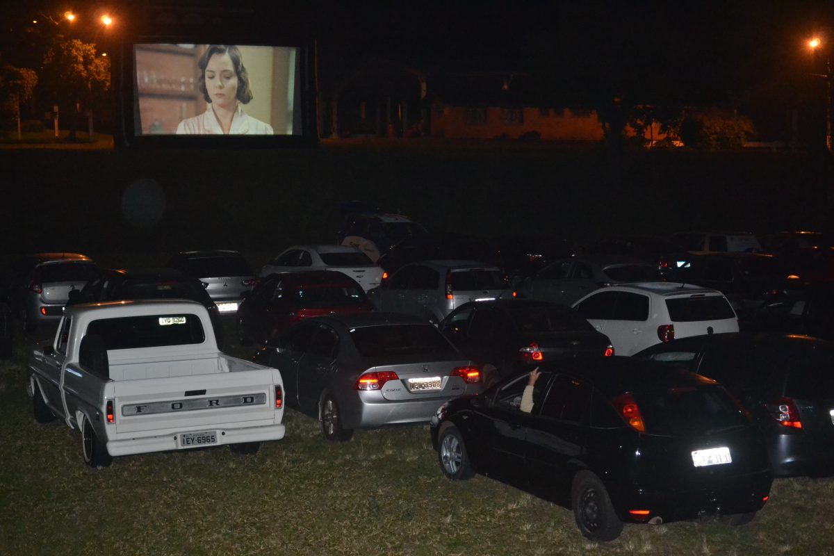 Cine Drive-in conquista público e arrecada produtos de higiene para doação