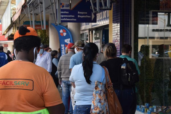 Centro de Lajeado registra movimento intenso nesta sexta