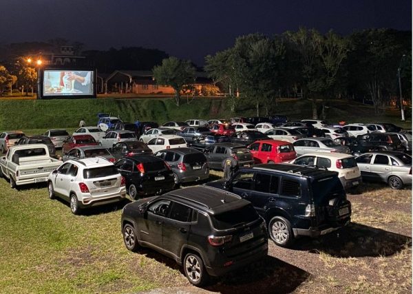 Cinema drive-in reúne 100 carros nas primeiras sessões em Lajeado