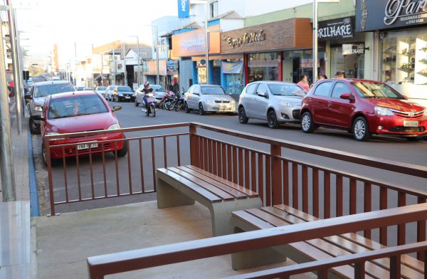 Parklets e ampliação da calçada modernizam rua Capitão Schneider em Teutônia