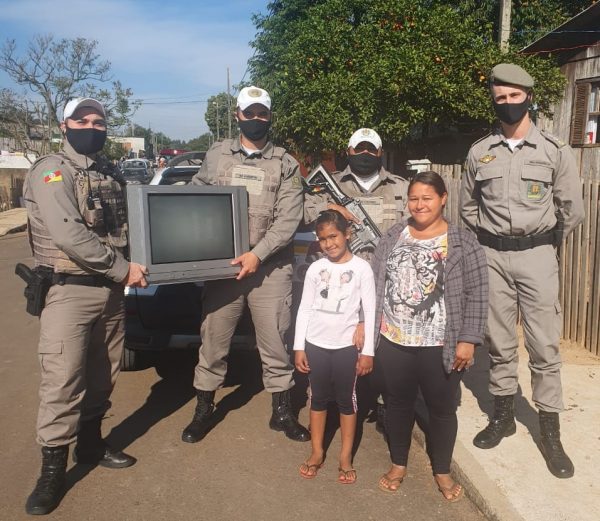 Brigada Militar de Lajeado doa TV para família de Taquari