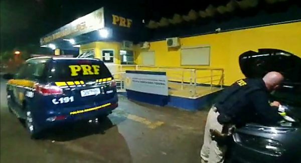 PRF recupera veículo roubado e prende quatro homens em Marques de Souza