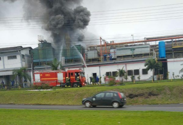 Bombeiros controlam chamas na BRF