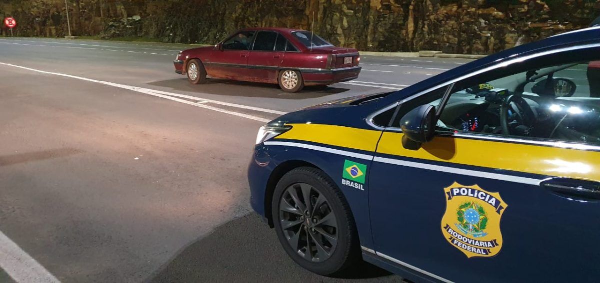 Homem procurado pela justiça por roubo e associação criminosa é preso na BR-386