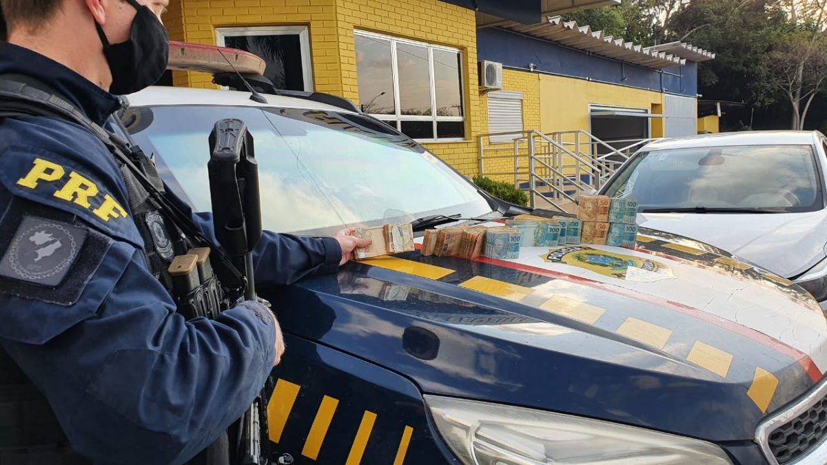 PRF apreende 115 mil reais sem procedência em Bom Retiro