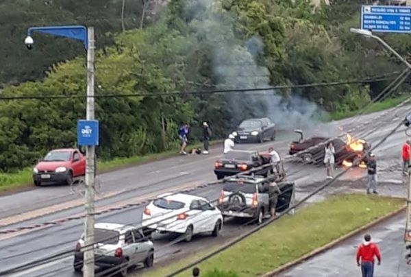 Carro incendeia após acidente com feridos na Rota do Sol