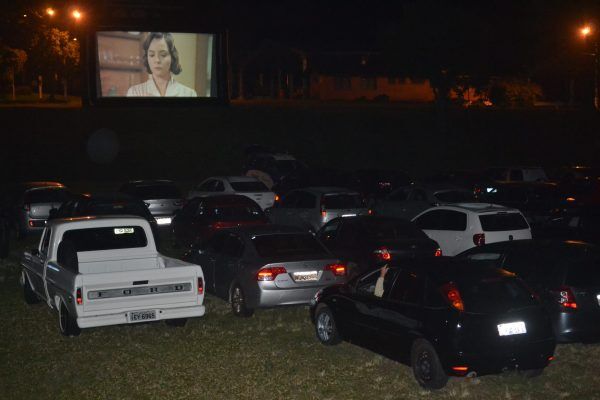 Sessão de Cine Drive-in  une lazer e solidariedade