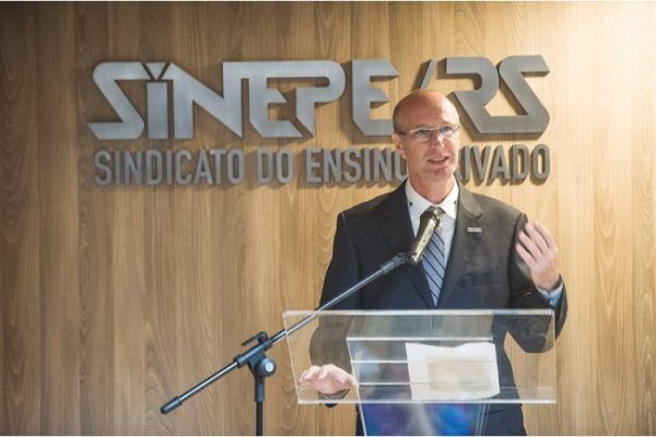 Sinepe defende autonomia para escolas definirem retorno de turmas