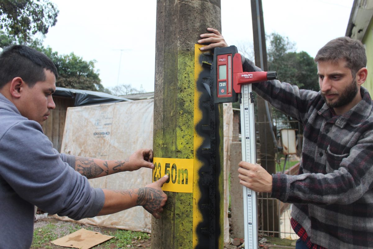 Cansados de esperar, moradores iniciam pintura de réguas