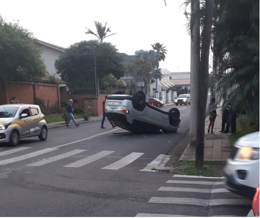 Carro tomba no bairro Florestal