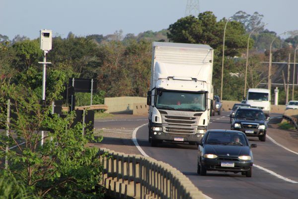 Novos controladores de fluxo na BR-386 confundem motoristas