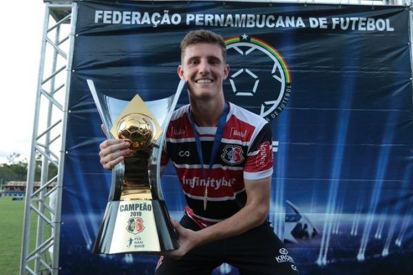 Léo Gaúcho assina com o Santa Cruz por três anos