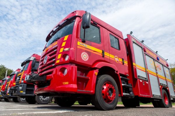 Bombeiros recebem veículos e equipamentos de proteção